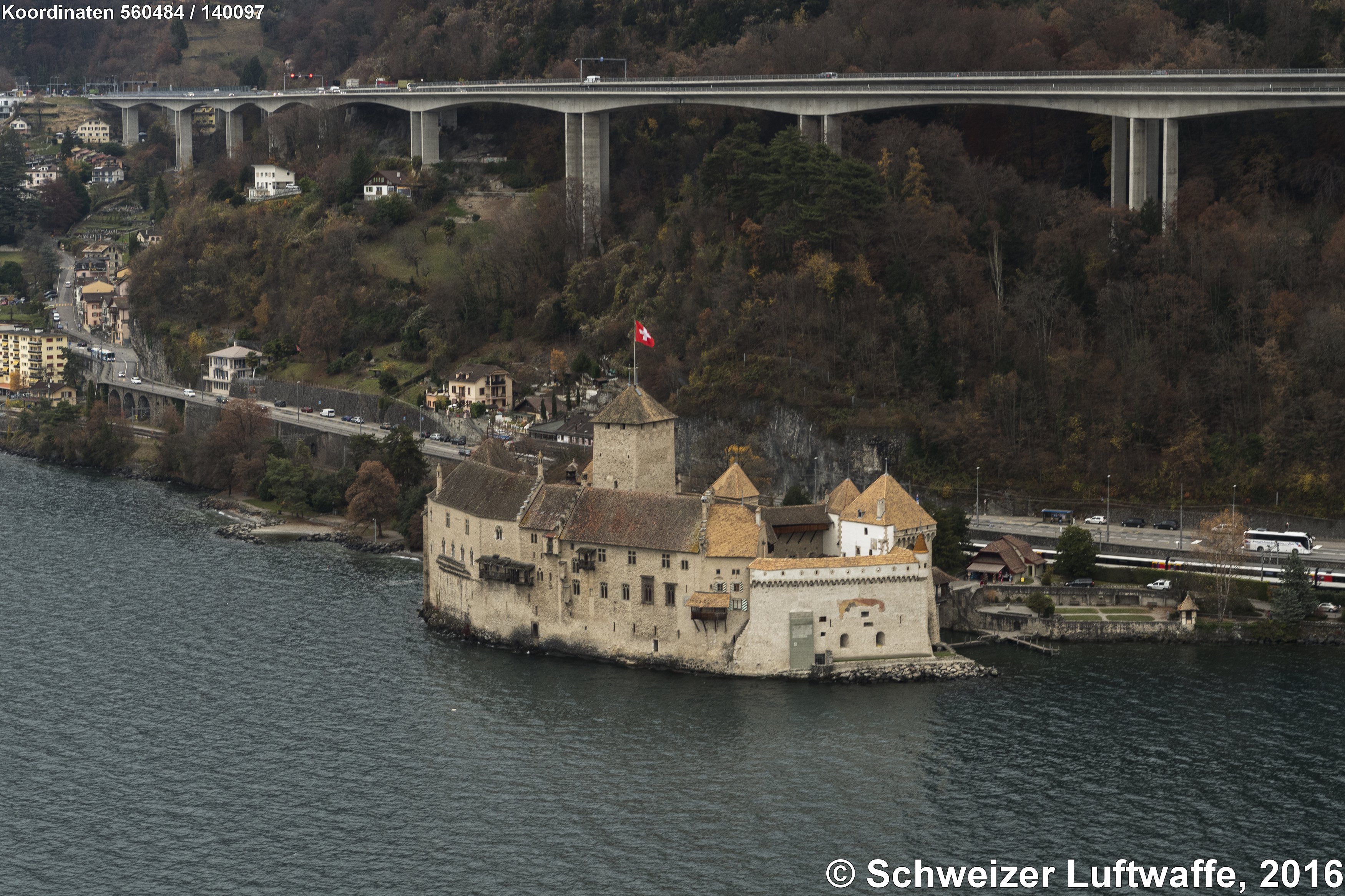 Château de Chillon (Position 2'560'696.16, 1'140'456.14). Im Hintergrund des Bildes: Autobahn A9