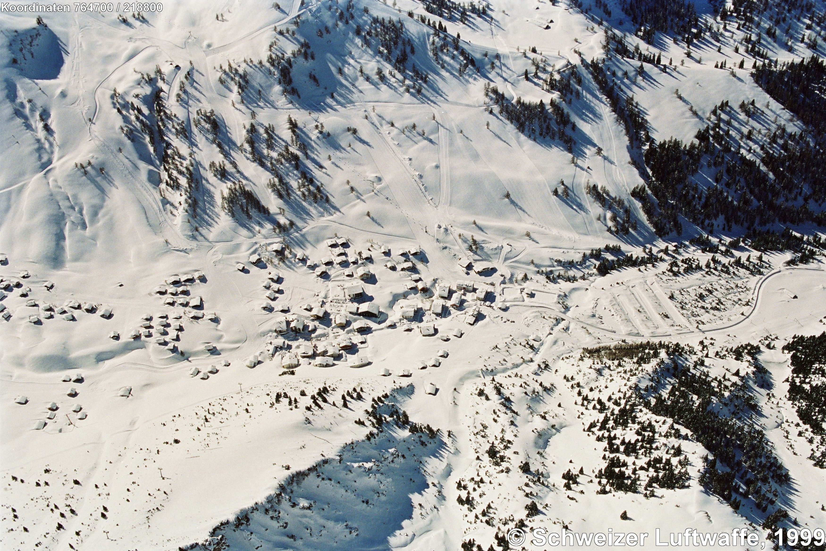 Erholungs- und Skiort Malbun im Winter 1999. Siedlungsteil SE-wärts von Malbun: Stafel. Skilift gegen untere linke Bildecke (NE): Bim Chrüz, Sareis (2003 m.ü.M.). Seilbahn südwärts zum Nospitz (gegen linke obere Bildecke) auf 1922 m.ü.M. und Skilift zur Hochegg.