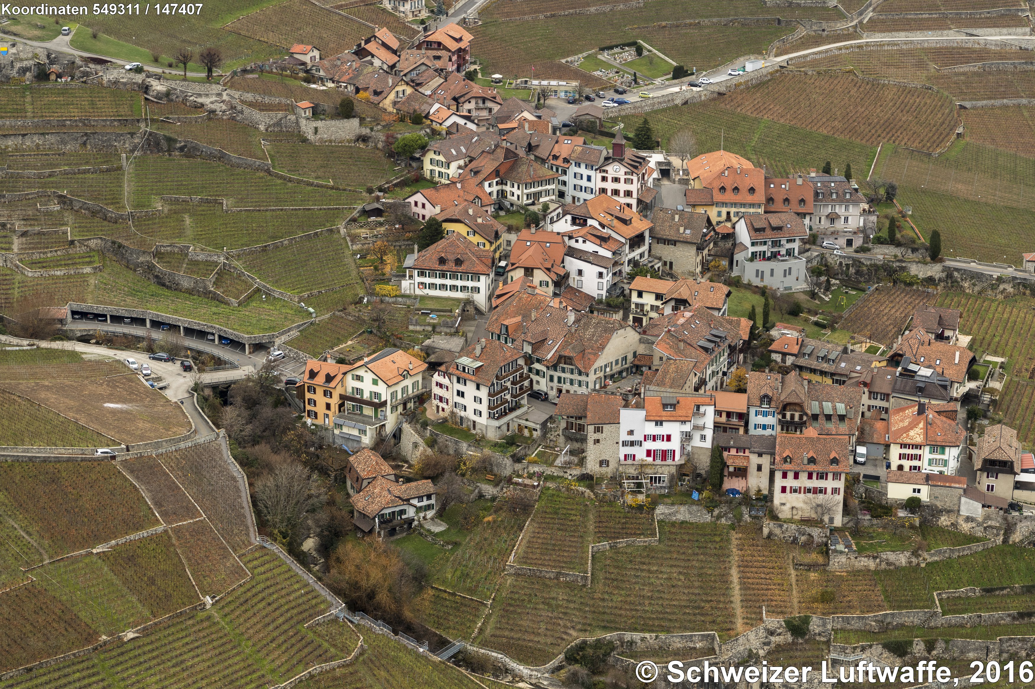 Lavaux: Dorf Rivaz am Chebrex (Position 2'549'293.15, 1'147'473.65) Die erste urkundliche Erwähnung ist 1141 unter dem Namen 'Ripa' erfolgt, was lateinisch 'Ufer' heisst. So ist anzunehmen, dass die Siedlung ursprünglich am See lag, im Jahr 563 aber durch eine Flutwelle zerstört wurde, die bei Martigny (VS) durch einen Erdrutsch ausgelöst worden ist. - Im kompakten Winzerdrof ist die Bausubstanz aus dem 17.-19. Jhd. gut erhalten.