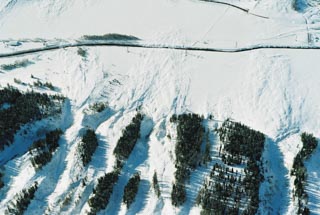 Lawinen von der südlichen Talseite haben den Rotten überflossen und blockieren die Bahnlinie der Matterhorn-Gotthard Bahn zwischen Oberwald und Obergesteln.